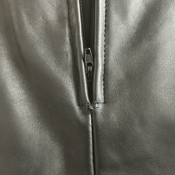 Danier leather skirt - Picture 2 of 9